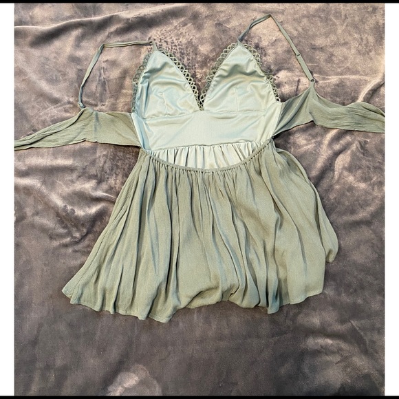 The boutique breeze through life romper NWT - Picture 4 of 6